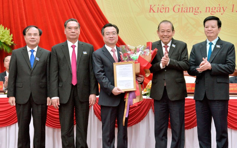 Phó Thủ tướng Thường trực Trương Hòa Bình trao Quyết định của Bộ Chính trị cho đồng chí Nguyễn Thanh Nghị.