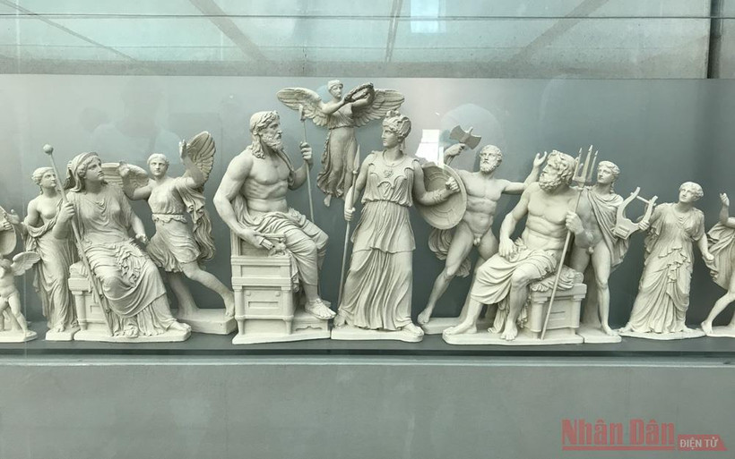 Tái hiện những tác phẩm điêu khắc cẩm thạch từng làm nên vẻ đẹp tuyệt mỹ cho các trán tường của ngôi đền thiêng Parthenon. 