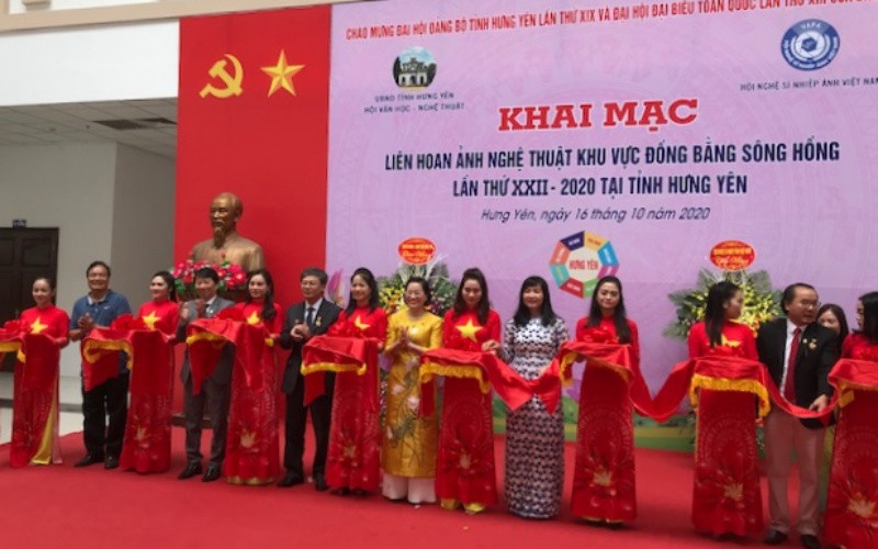 Các đại biểu cắt băng khai mạc Liên hoan ảnh nghệ thuật khu vực đồng bằng sông Hồng lần thứ 22.