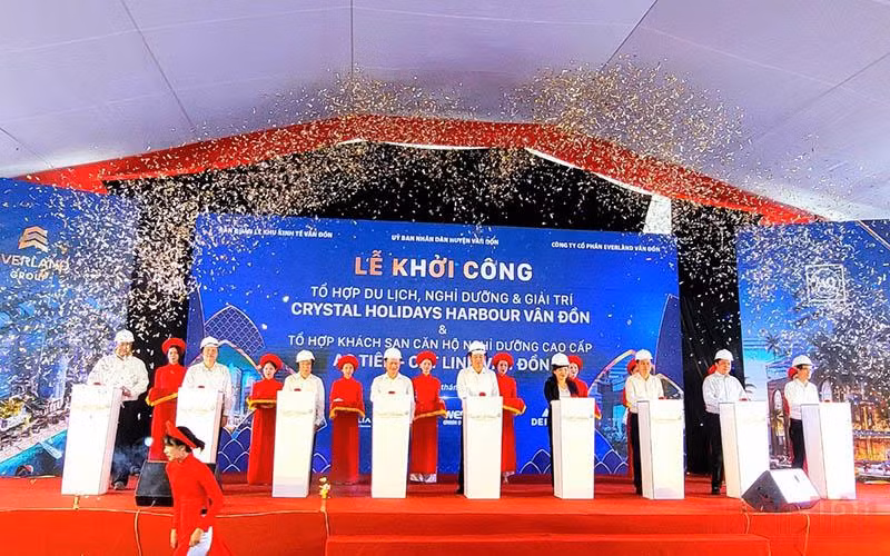 Các đại biểu ấn nút khởi công các dự án động lực tại Khu kinh tế Vân Đồn.