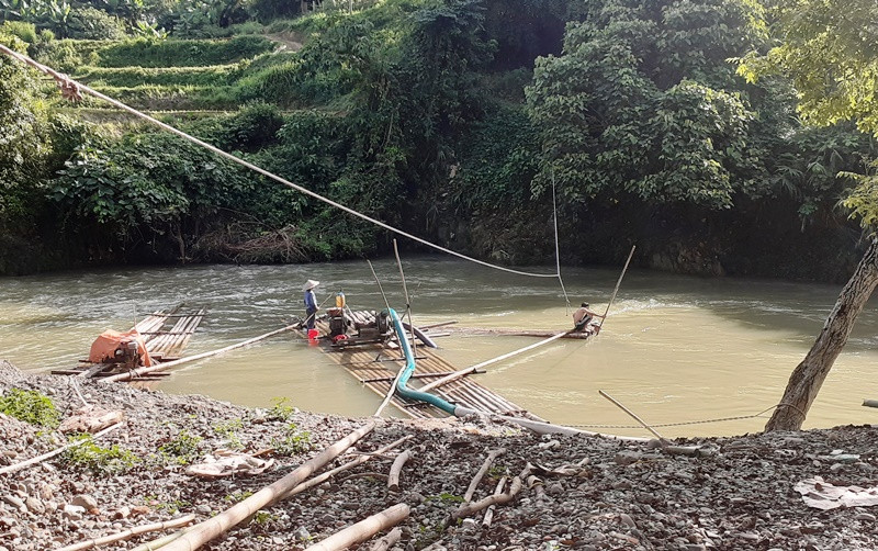 Đầu hút cắm xuống lòng sông Gâm hút cát, sỏi.