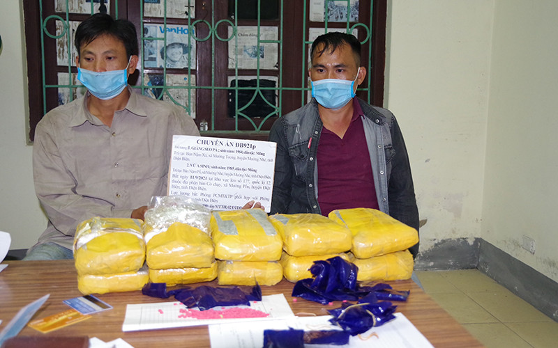 Pà và Sinh cùng tang vật là 60 nghìn viên ma túy tổng hợp.