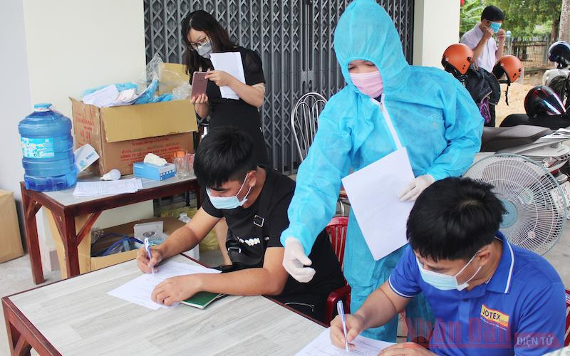 Nhân viên y tế tại chốt hướng dẫn người tham gia giao thông khai báo y tế bắt buộc khi qua địa bàn Quảng Trị.