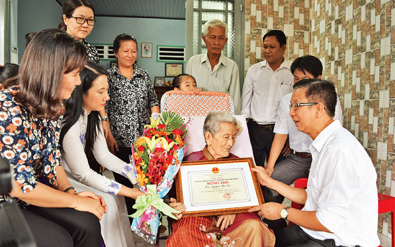 Đại diện lãnh đạo TP Hồ Chí Minh và huyện Củ Chi thăm, chúc thọ Bà mẹ Việt Nam Anh hùng Nguyễn Thị Lợi ở ấp Bến Đò 1, xã Tân Phú Trung, huyện Củ Chi.ảnh: Hải Sơn