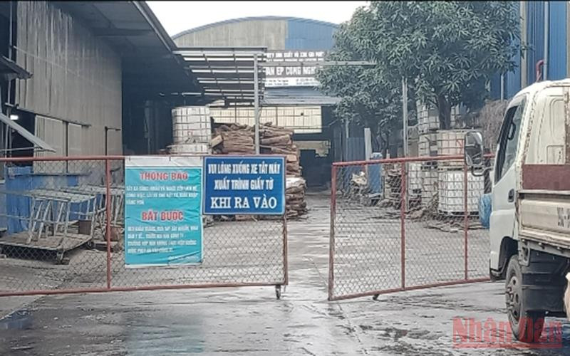 Công ty TNHH một thành viên Thương mại xuất nhập khẩu Gia Phát xây dựng nhà xưởng diện tích rộng gần 1000 m2 trùm lên mặt đường.