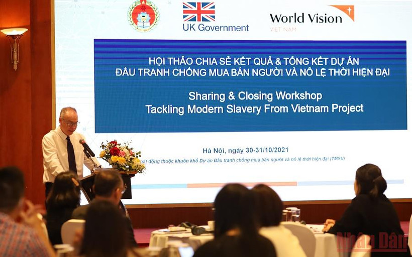 Ông Mark Holton, Trưởng Bộ phận Nhập cư - Di cư, Đại sứ quán Anh, phát biểu tại hội thảo.