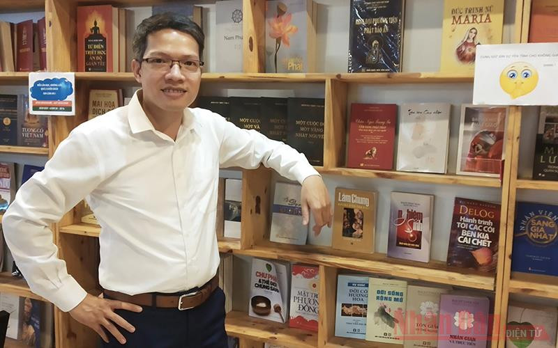 Tác giả Khúc Hồng Thiện, người sáng lập Thư viện Hồng Châu, một trong những thư viện cộng đồng mang ý nghĩa và có sức lan tỏa mạnh mẽ.