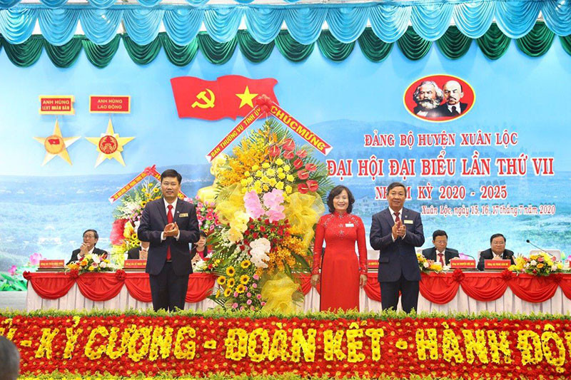Đồng chí Hồ Thanh Sơn (phải) tặng lẵng hoa chúc mừng Đại hội.