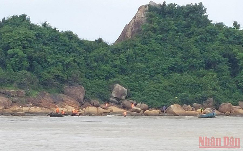 Lực lượng chức năng tìm kiếm 3 ngư dân bị lũ cuốn trôi. (Ảnh: HIỂN CỪ) 