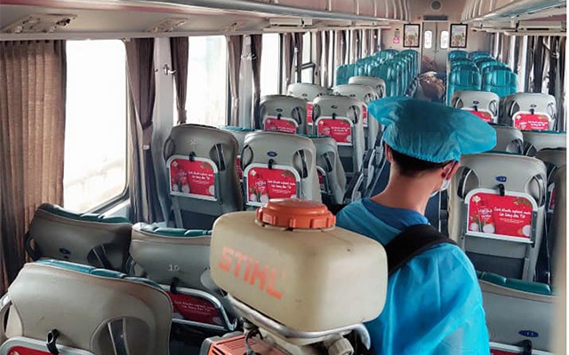 Khử trùng toa xe trước khi đưa vào vận hành. (Ảnh: VNR)