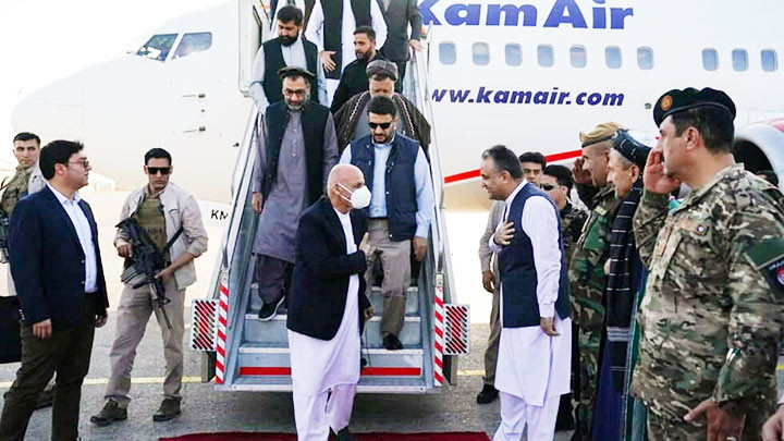 Tổng thống Ashraf Ghani (giữa) tới Mazar-i-Sharif để tập hợp lực lượng chống Taliban. Ảnh: AP