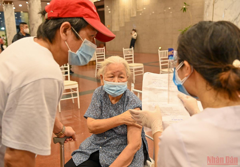 Tiêm vaccine cho người dân quận Hoàn Kiếm tại Cung văn hoá hữu nghị Việt Xô. Ảnh: Duy Linh.