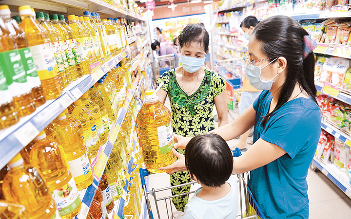 Khách hàng mua sắm hàng bình ổn giá tại siêu thị Co.op Mart.