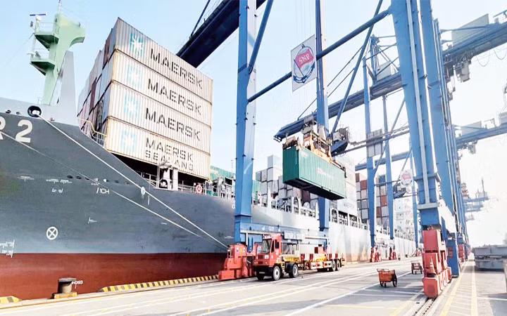 Xếp dỡ container hàng hóa tại cảng Cát Lái.