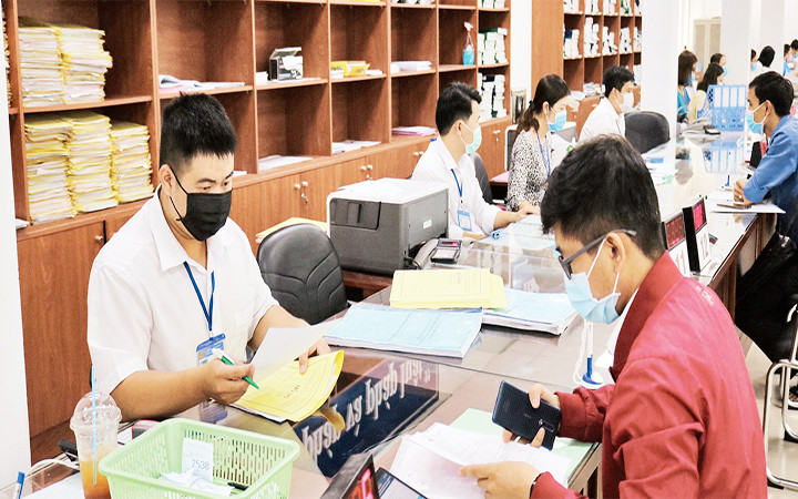 Người dân làm thủ tục hồ sơ nhà, đất tại thành phố Thủ Đức. (Ảnh SỸ HƯNG)