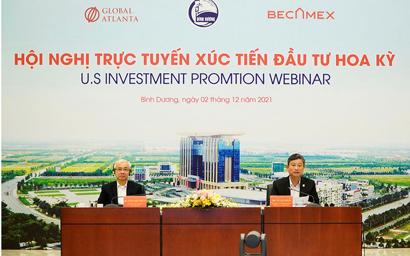 Chủ tịch UBND tỉnh Bình Dương Võ Văn Minh (bên phải) phát biểu ý kiến tại hội nghị.