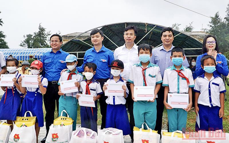 Bí Thư Trung ương Đoàn Thanh niên Cộng sản Hồ Chí Minh, Chủ tịch Hội Sinh viên Việt Nam Nguyễn Minh Triết (thứ 2 từ trái sang, hàng sau trong ảnh) cùng đại diện các đơn vị liên quan trao học bổng, tặng quà học sinh vượt khó học tốt của huyện đảo Phú Quý.