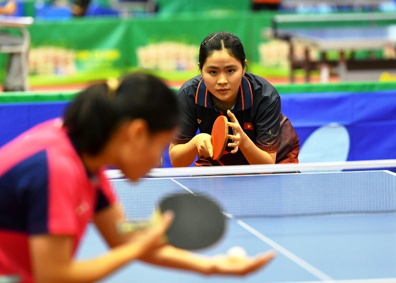 Bên cạnh việc quy tụ những tay vợt đỉnh cao của bóng bàn Việt Nam, Giải vô địch bóng bàn toàn quốc Báo Nhân Dân còn có sự góp mặt của nhiều nữ VĐV tài năng, xinh đẹp thu hút sự chú ý của người hâm mộ mỗi lần xuất hiện.