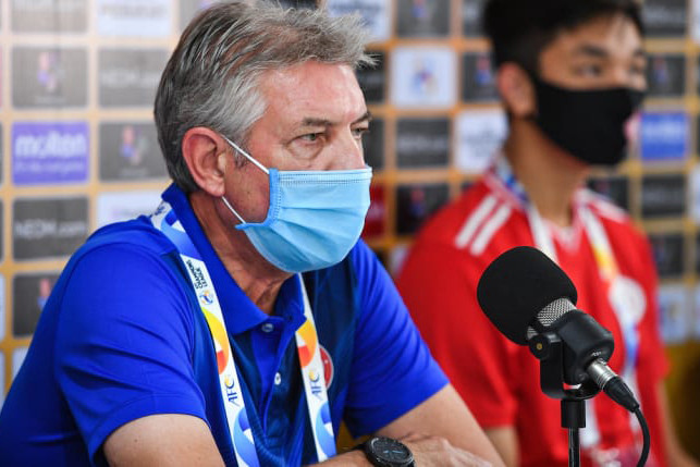 HLV Jurgen Gede phát biểu tại buổi họp báo. (Ảnh: AFC)