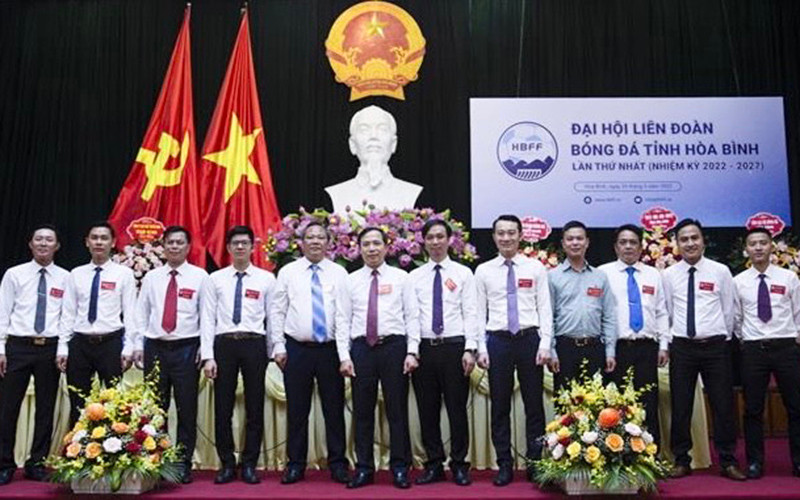 Các đồng Ủy viên Ban Chấp hành nhiệm kỳ thứ nhất của Liên đoàn bóng đá Hòa Bình.