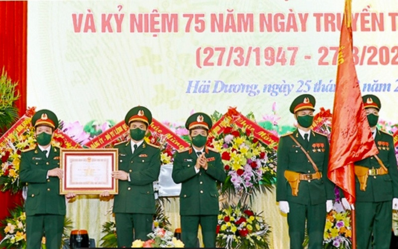 Thừa ủy quyền của Chủ tịch nước, Trung tướng Trịnh Văn Quyết trao tặng Bộ Chỉ huy Quân sự tỉnh Hải Dương Huân chương Quân công hạng nhì.