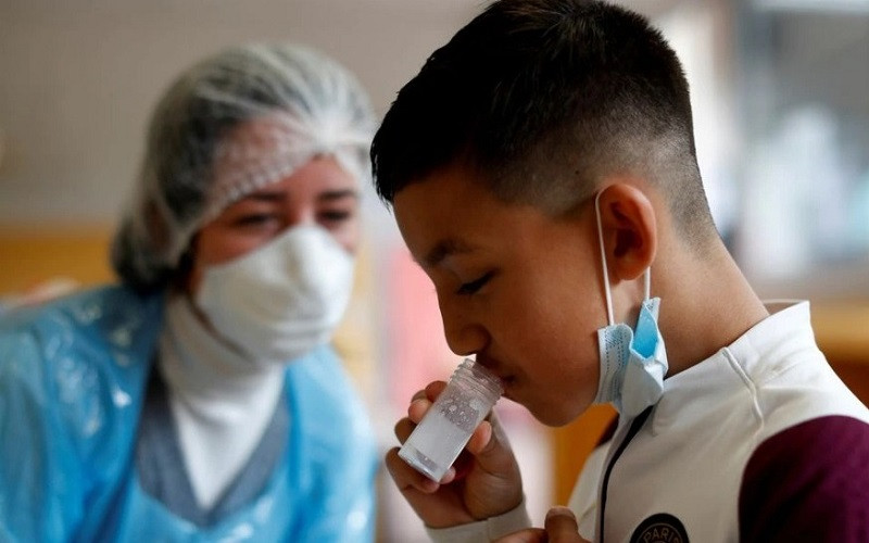 Lấy mẫu xét nghiệm Covid-19 tại trường tiểu học Lepeltier ở La Trinite, Nice, Pháp. (Ảnh: Reuters)