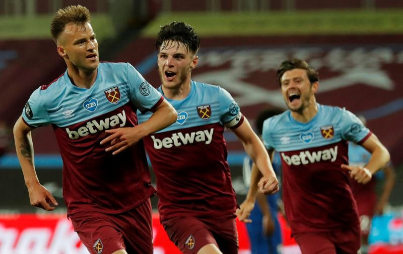 Yarmokenko (trái) mừng bàn thắng vào lưới của Chelsea.