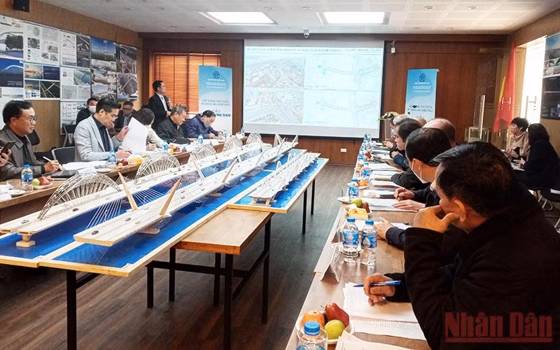 Quang cảnh buổi thi tuyển chấm phương án kiến trúc cầu Trần Hưng Đạo ngày 19/1.