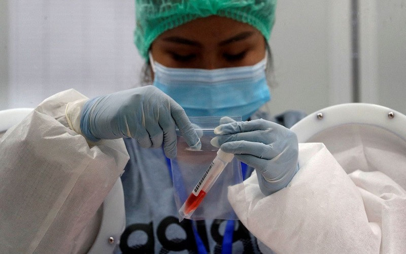 Nhân viên y tế lấy mẫu xét nghiệm Covid-19 từ du khách nước ngoài tại Phuket. (Ảnh: REUTERS)