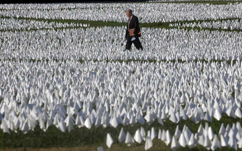 Khu tưởng niệm những người đã tử vong vì Covid-19 ở Washington, Mỹ. (Ảnh: Reuters)