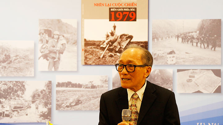 Nhà báo, NSNA Trần Mạnh Thường tại buổi ra mắt sách.