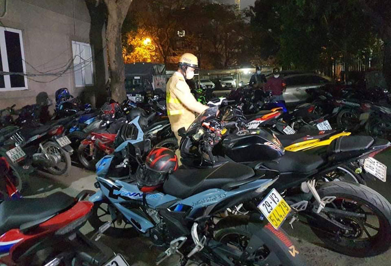 Các phương tiện tham gia tụ tập tại đường Võ Chí Công bị tạm giữ.