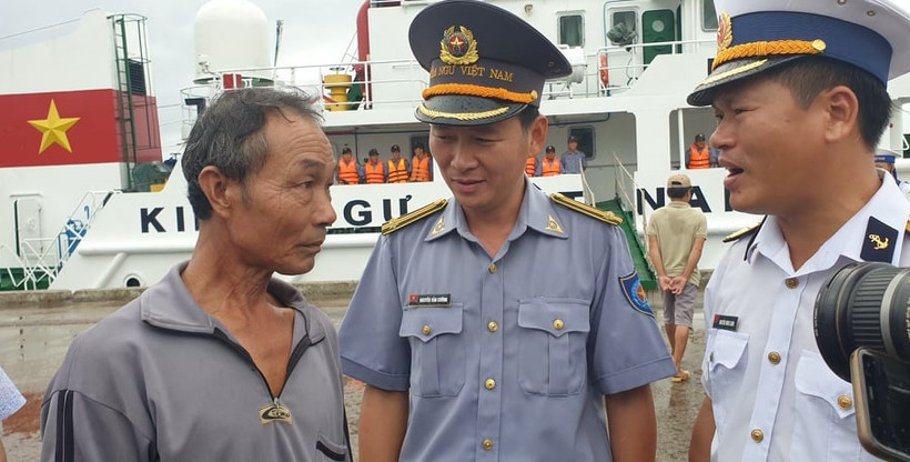 Lực lượng hải quân và kiểm ngư chia sẻ, động viên tinh thần một thuyền viên tàu cá BĐ 98658 TS.