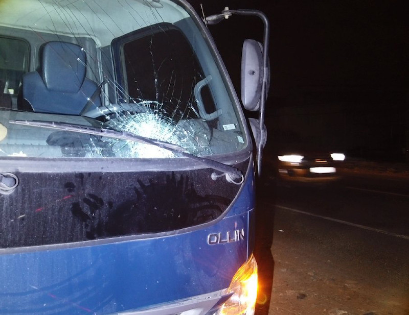 Kính chắn gió trên xe tải bị nứt vỡ sau cú đâm mạnh vào người đi bộ.