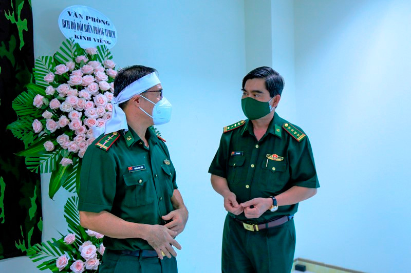 Đại diện Đảng ủy, Bộ Chỉ huy BĐBP TP Hồ Chí Minh động viên, chia buồn cùng gia đình Trung tá Trương Minh Dũng.