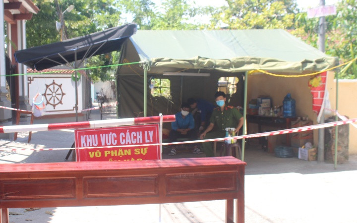 Lực lượng chức năng lập chốt kiểm dịch tại khối phố Mỹ Đông.