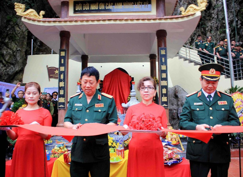 Các đại biểu cắt băng khánh thành Nhà bia tưởng niệm liệt sĩ.