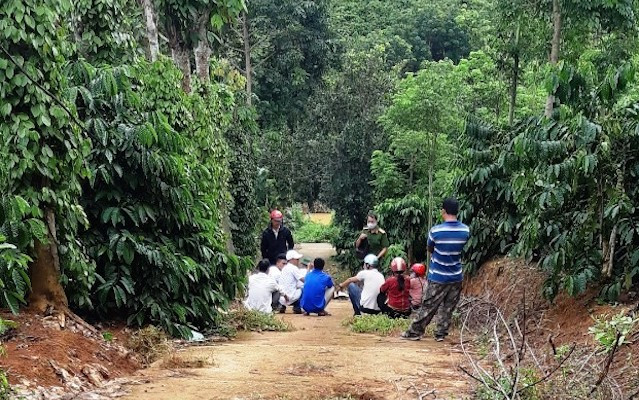 Các cơ quan chức năng đang tổ chức khám nghiệm hiện trường, điều tra nguyên nhân cái chết của ba cha con người dân tộc Nùng.