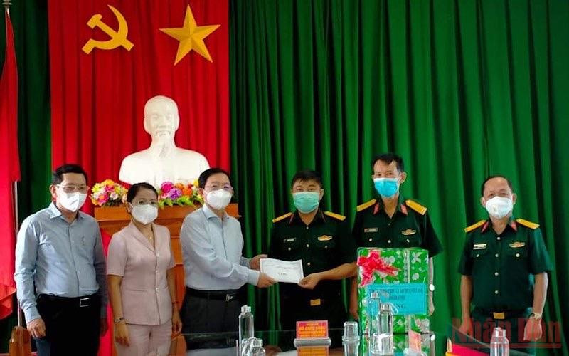 Đồng chí Hồ Quốc Dũng - Uỷ viên Trung ương Đảng, Bí thư Tỉnh uỷ, Chủ tịch HĐND tỉnh Bình Định thăm, động viên và tặng quà các khu cách ly tập trung phòng, chống dịch Covid-19.