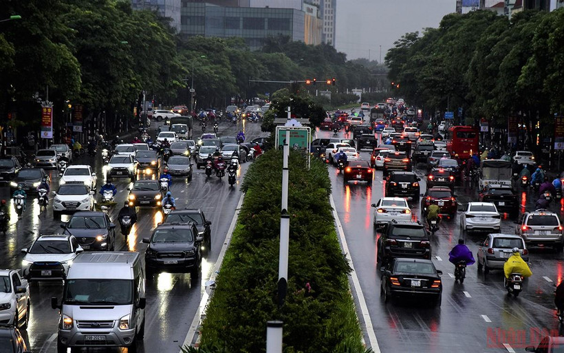 Nhiều đoạn đường bị ùn tắc cục bộ do mưa lớn khiến đường trơn và ngập nước. (Ảnh: Minh Duy)