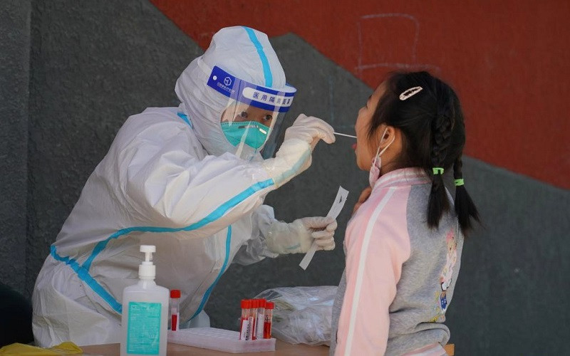 Lấy mẫu xét nghiệm axit nucleic tại Bắc Kinh, Trung Quốc, ngày 13/5/2022. (Ảnh: Tân Hoa Xã )