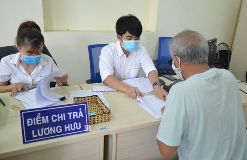 Cán bộ hưu trí nhận lương hưu trực tiếp tại một điểm chi trả trên địa bàn Thành phố.