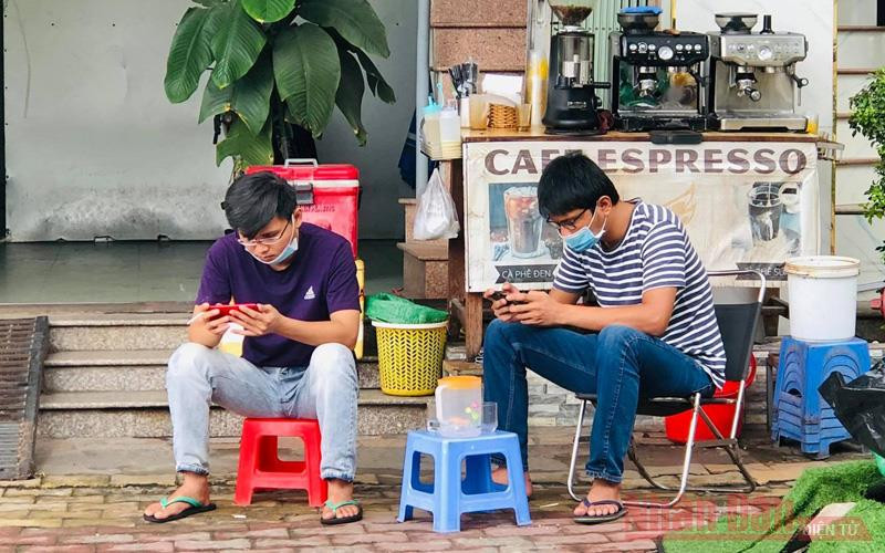 Một số người dân ở thành phố Biên Hòa đeo khẩu trang không đúng quy định nơi công cộng.