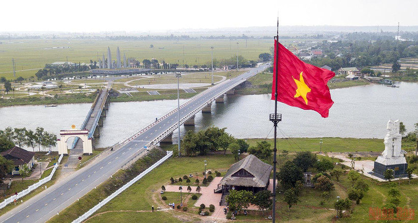 Câu chuyện của những người đã sống, chiến đấu bảo vệ ngọn cờ thiêng liêng tại cầu Hiền Lương là một khúc trường ca sẽ ngân vang mãi trong lòng người hiện tại. (Ảnh: THÀNH ĐẠT)