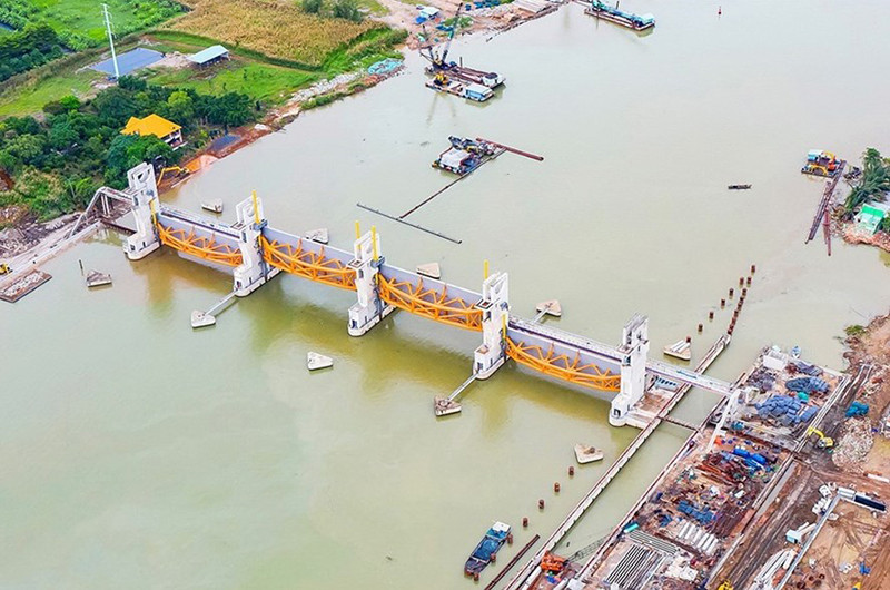 Cống ngăn triều Mương Chuối (huyện Nhà Bè) đang tạm ngừng thi công dù đã hoàn thành 90% tiến độ.