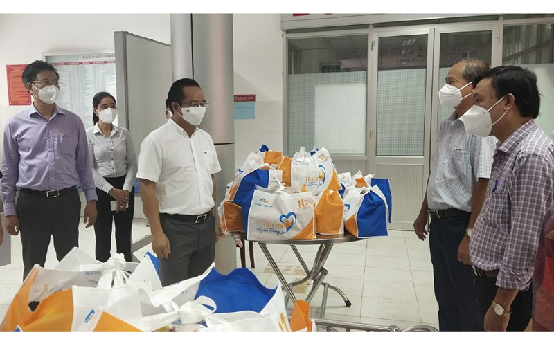 Bí thư Tỉnh ủy Long An Nguyễn Văn Được (đứng giữa) thăm, trao quà an sinh cho lực lượng y, bác sĩ, tại Bệnh viện dã chiến huyện Tân Trụ, tỉnh Long An.