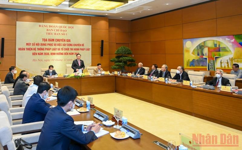 Quang cảnh tọa đàm chuyên gia về hoàn thiện hệ thống pháp luật.