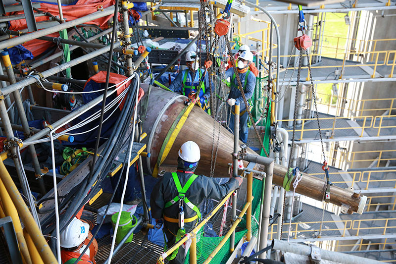 Nhân sự nhà thầu đưa các cyclone vào tháp D-1503.