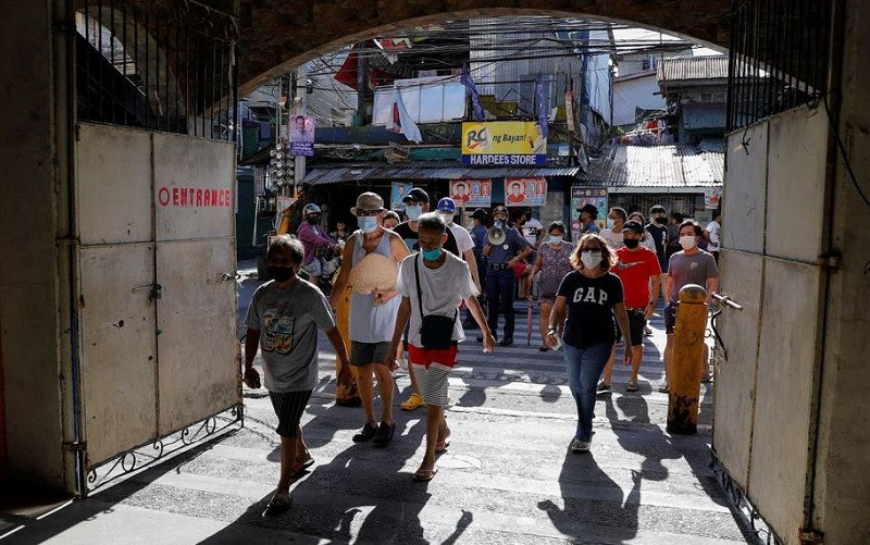 Người dân đi bỏ phiếu tại 1 điểm bầu cử ở Manila, Philippines, sáng 9/5/2022. (Ảnh: Reuters)