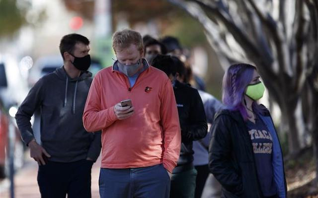 Người dân đeo khẩu trang phòng lây nhiễm Covid-19 tại Washington, D.C., Mỹ, ngày 13-11-2020. (Ảnh: THX/TTXVN)